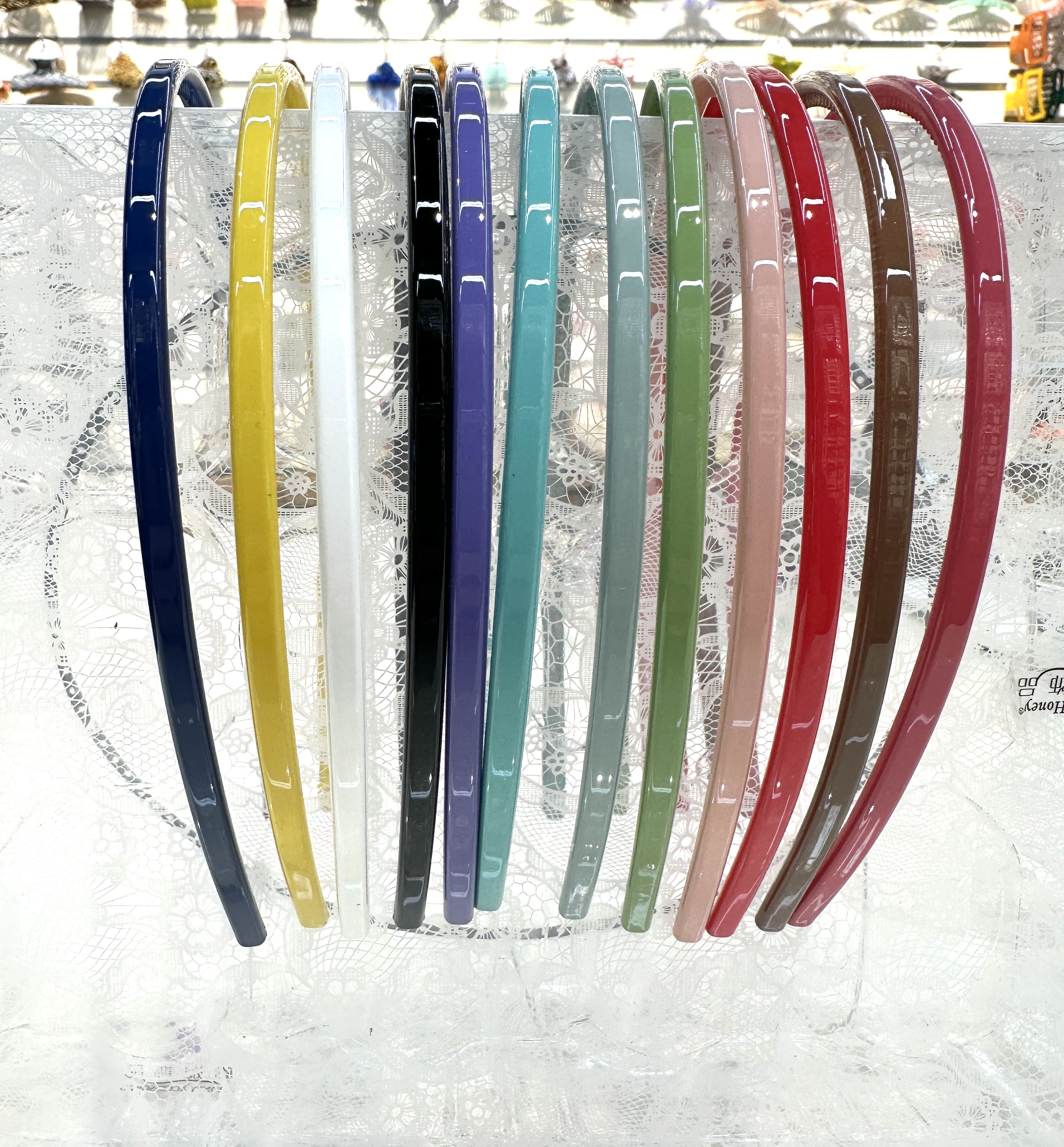 PC材质的发箍，耐磨，不易断，颜色可选，图片颜色是店里比较热卖色，也可定制发箍细节图