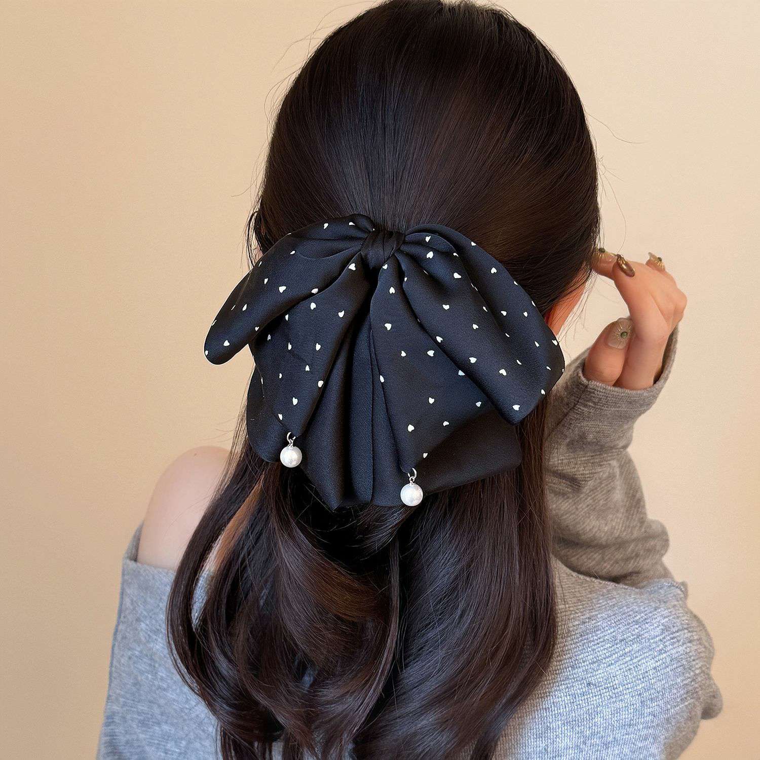 Small polka dot pearl pendant, high ponytail clip, hairpin, grappling clip, Korean hair accessory, hairpin, gentle and elegant hairpin Application Scenario