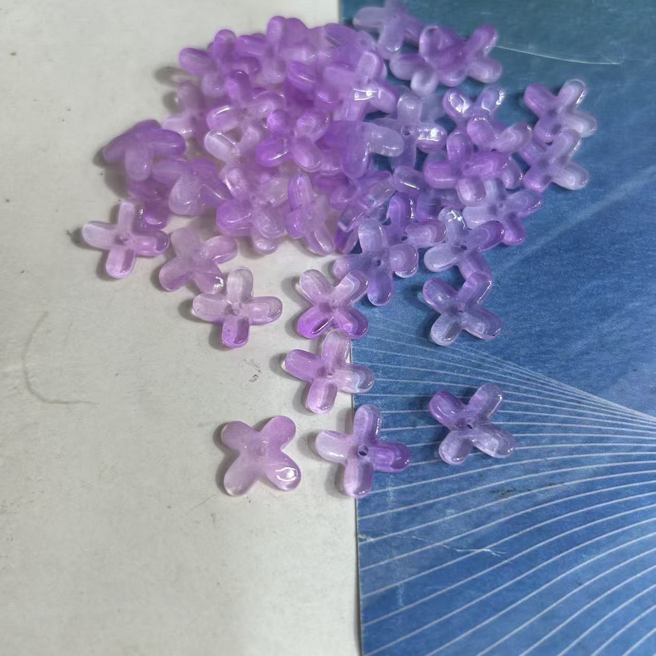 DIY small osmanthus glass five-petal flower jewelry accessories, ancient-style hairpins, bracelet materials, perforated beads, transparent colored beads, glass beads, crystal loose beads