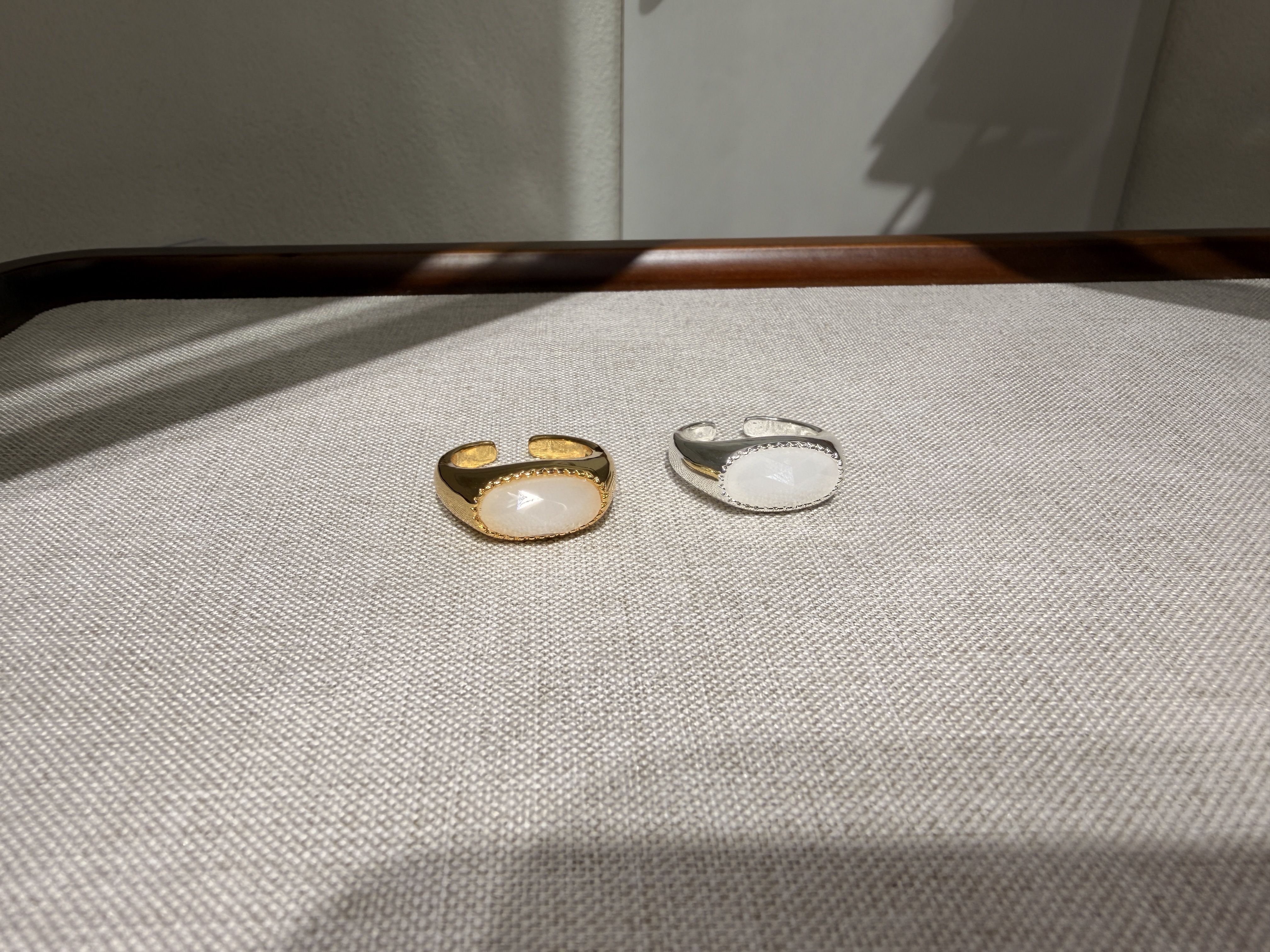 铜微镶银戒指跨境款轻奢设计简约时尚产品图