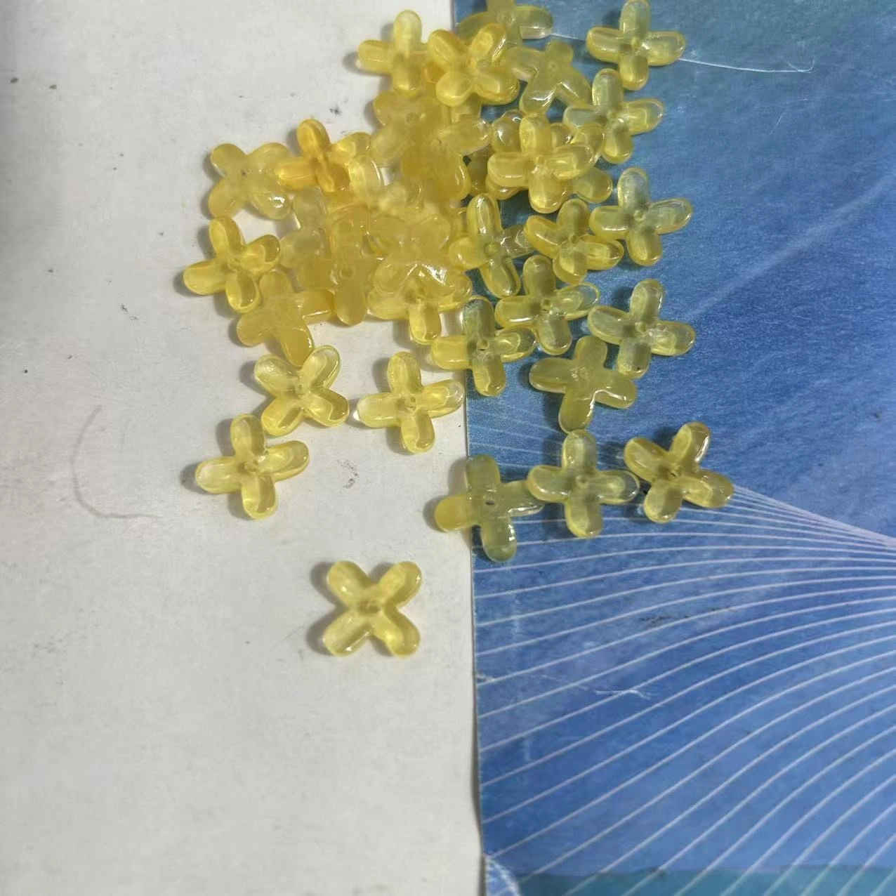 DIY small osmanthus glass five-petal flower jewelry accessories, ancient-style hairpins, bracelet materials, perforated beads, transparent colored beads, glass beads, crystal loose beads detail image 4