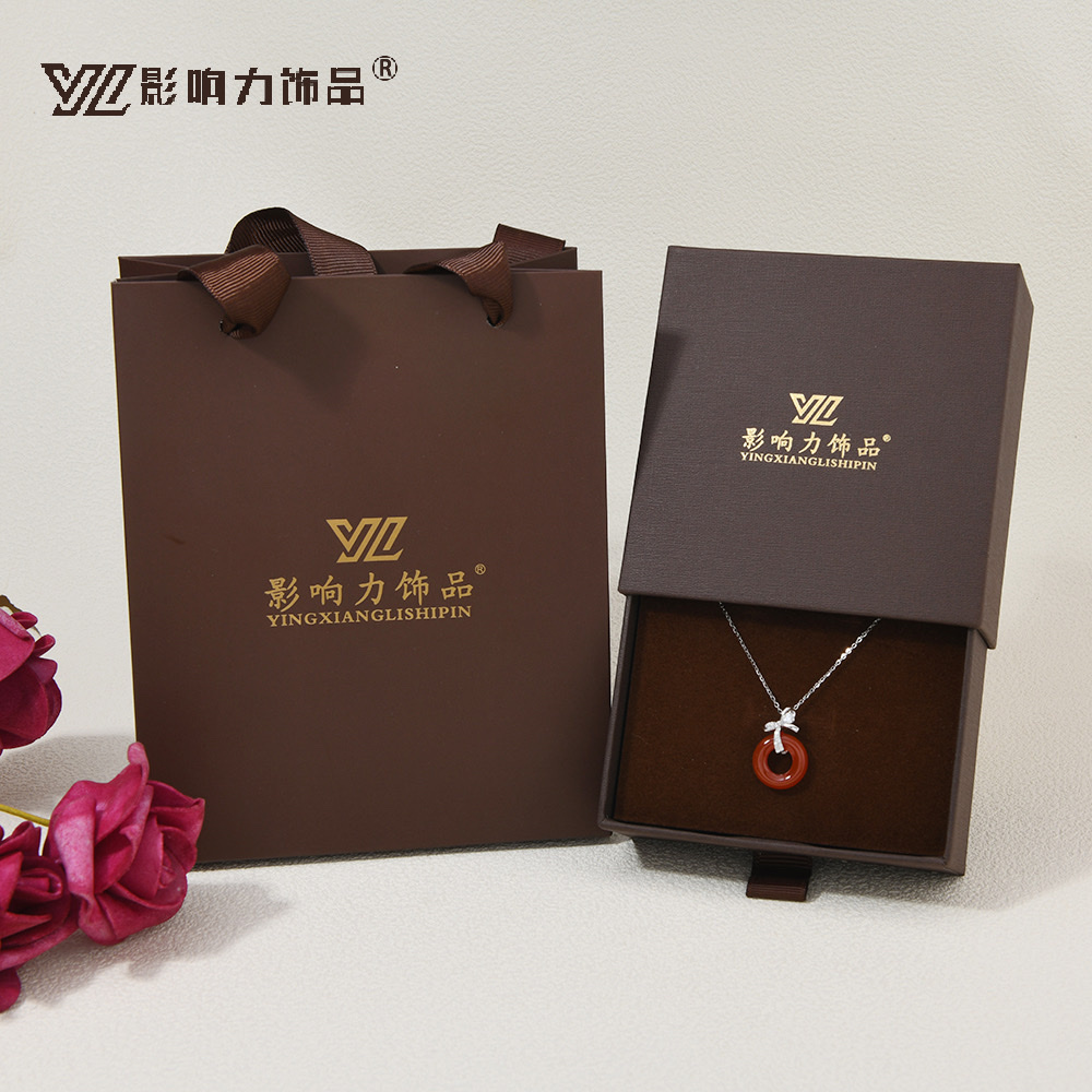 The S925 pure silver chalcedony collarbone chain is a niche and light luxury neck accessory. The silver chain is fashionable and versatile details Picture
