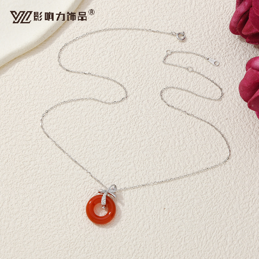The S925 pure silver chalcedony collarbone chain is a niche and light luxury neck accessory. The silver chain is fashionable and versatile
