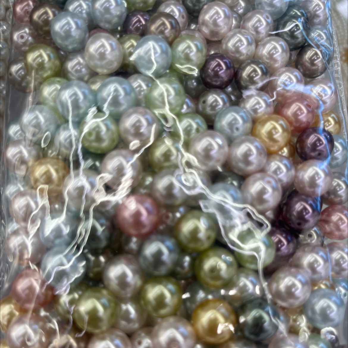 玻璃材质仿施家珍珠10mm 、8mm、6mm,颜色有二十多个色，也可根据客户需求定制