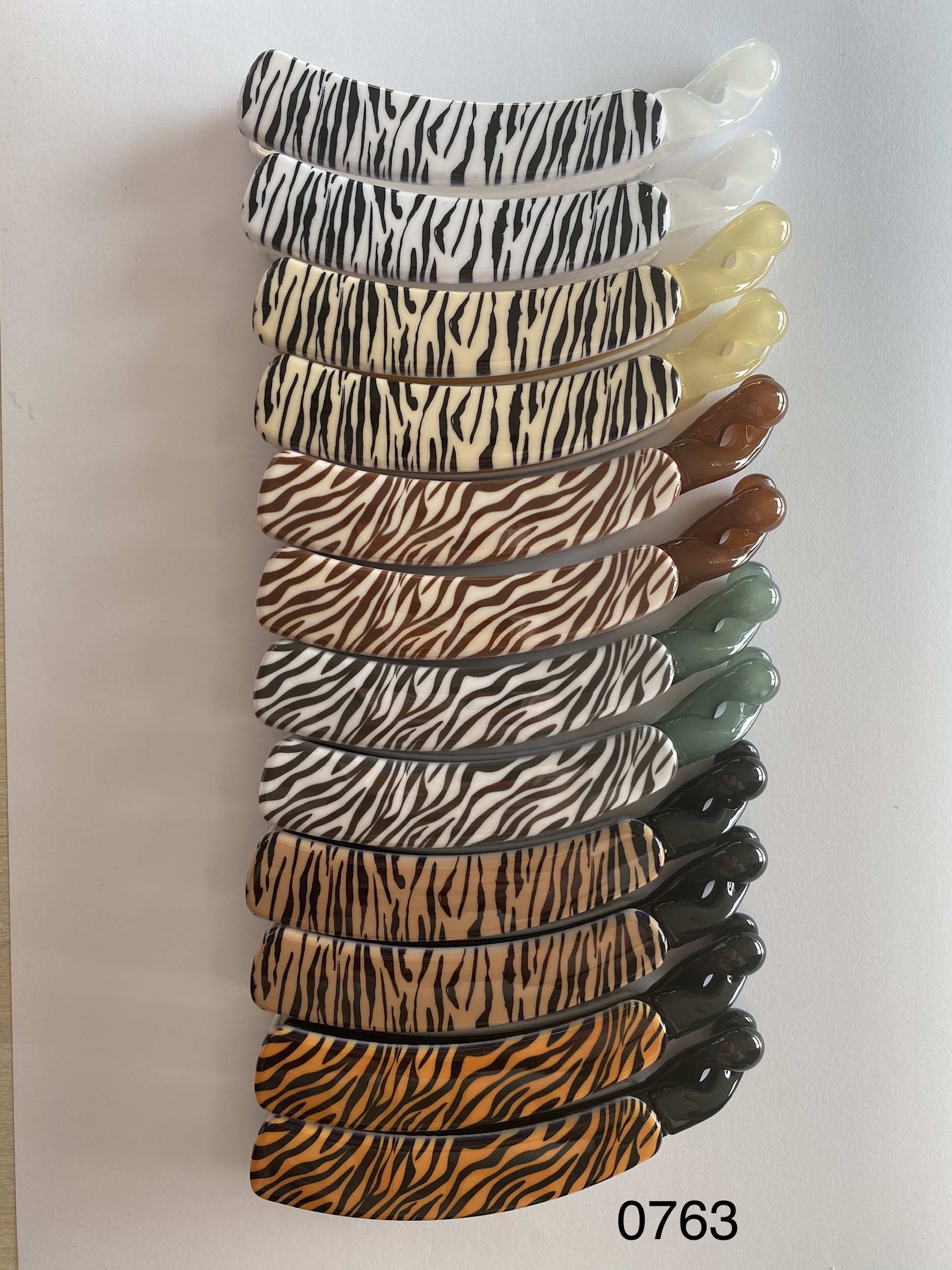 PC材质的香蕉夹发饰可爱发卡防滑豹纹元素香蕉夹抓夹产品图