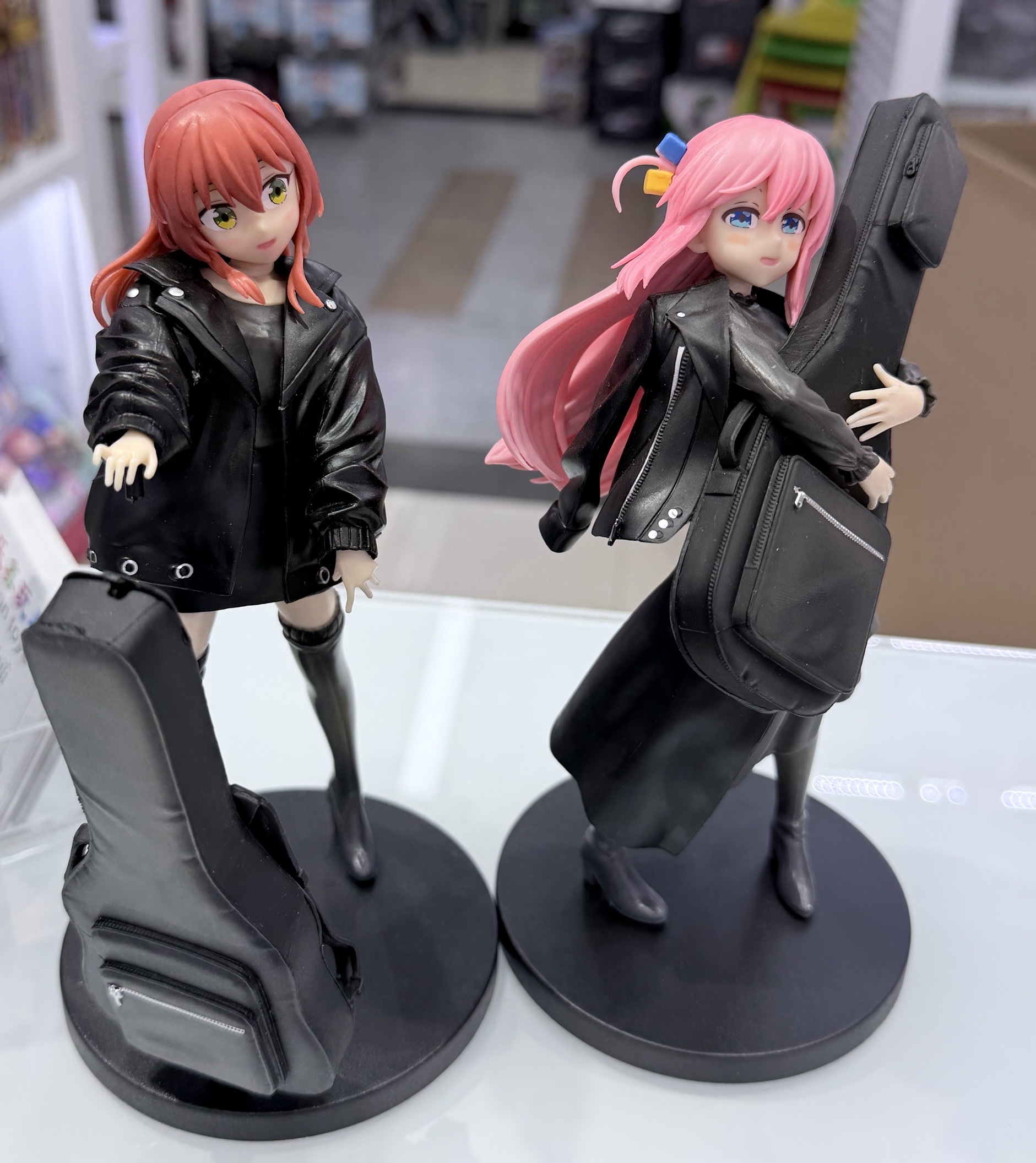 摇滚乐队女孩抱琴摆件2款手办盲盒手办海贼王奥特曼宇智波鼬白底实物图