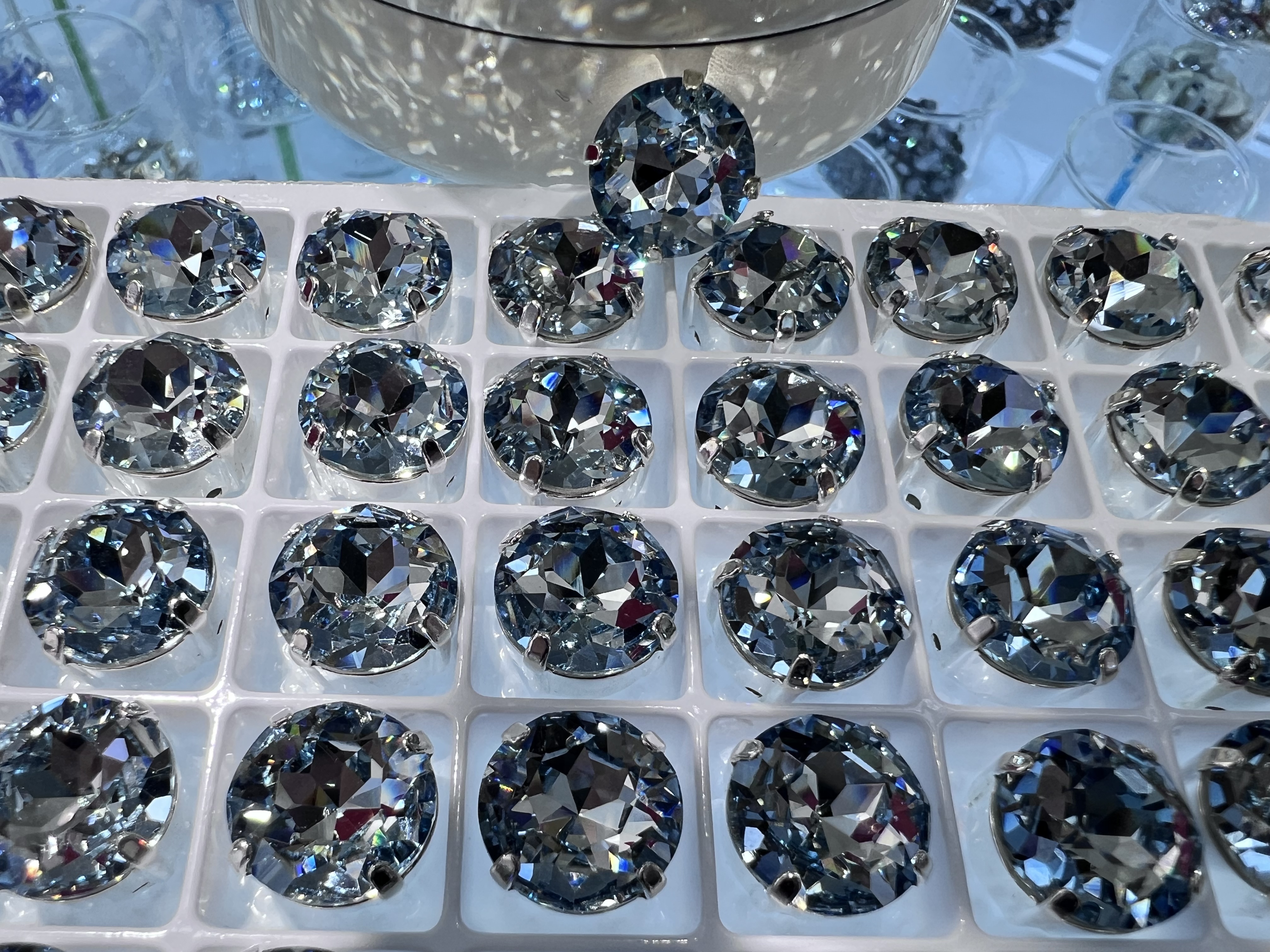 DIY handmade jewelry accessories, super shiny multi-color pointed-bottom claw diamond, high-gloss colored diamond jewelry accessories DIY Application Scenario