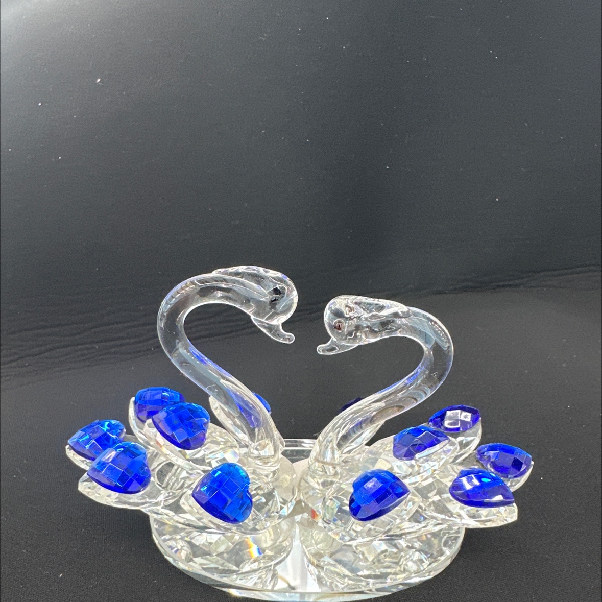 国际贸易城一期D区三楼2街7864店面 以斯帖水晶厂 水晶双天鹅工艺品 造型设计美观精致时尚 有个性