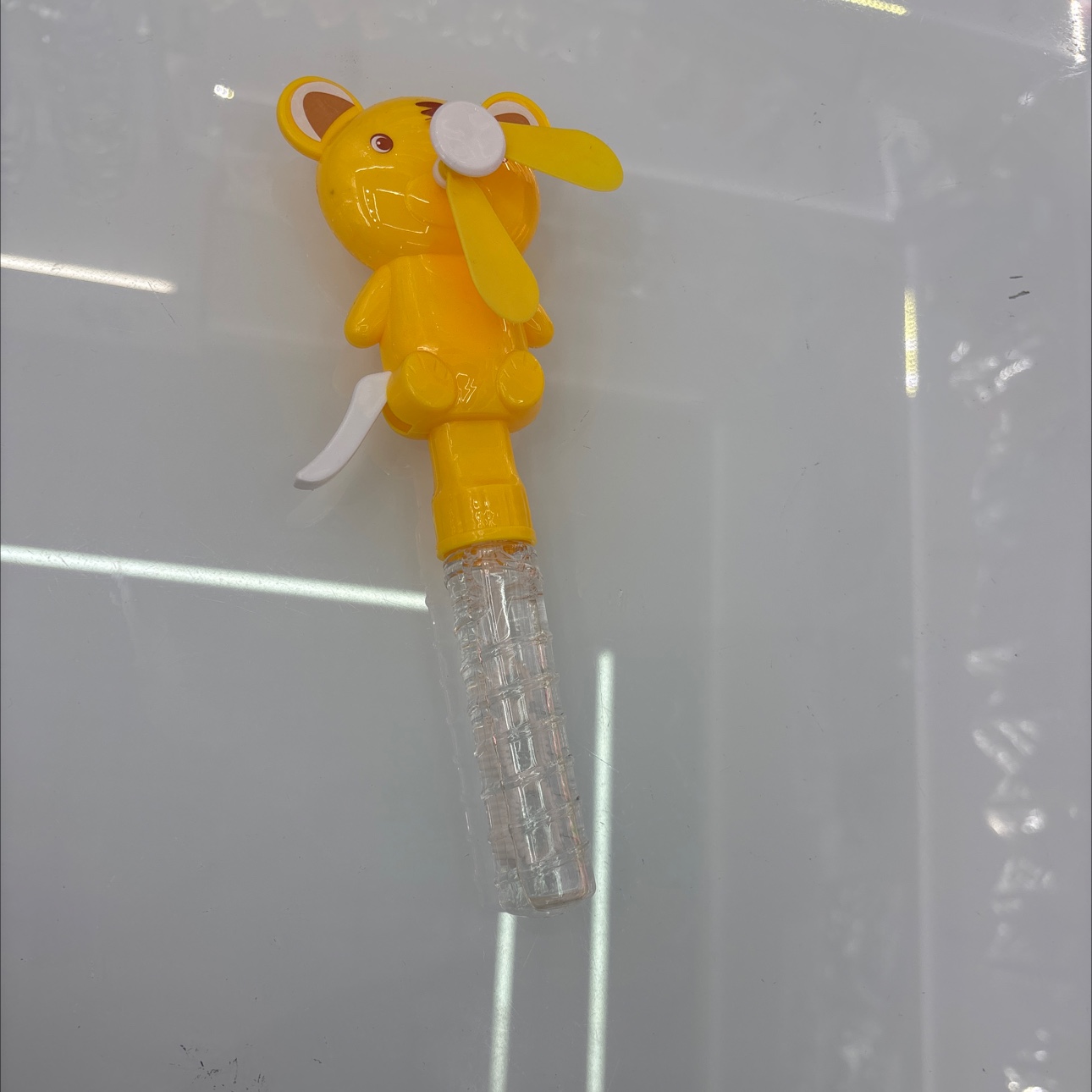 时尚流行熊造型设计儿童泡泡水手动风扇玩具白底实物图
