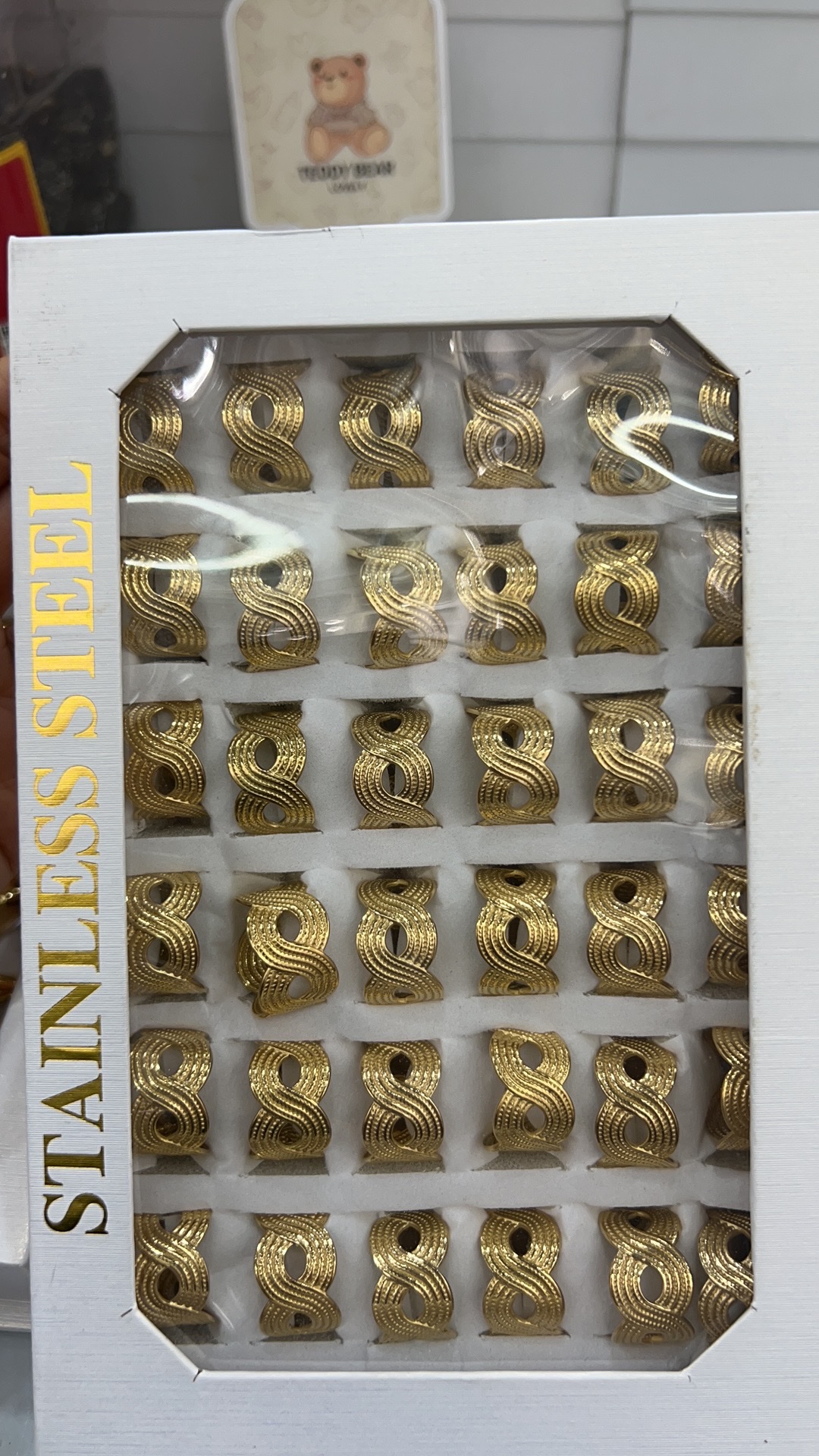 这是不锈钢油压戒指，电镀真金