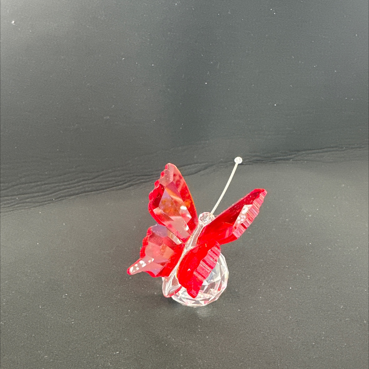 国际商贸城一期D区三楼2街7864店面  以斯帖水晶厂 大红色蝴蝶🦋工艺品摆件 颜色鲜艳 款式漂亮