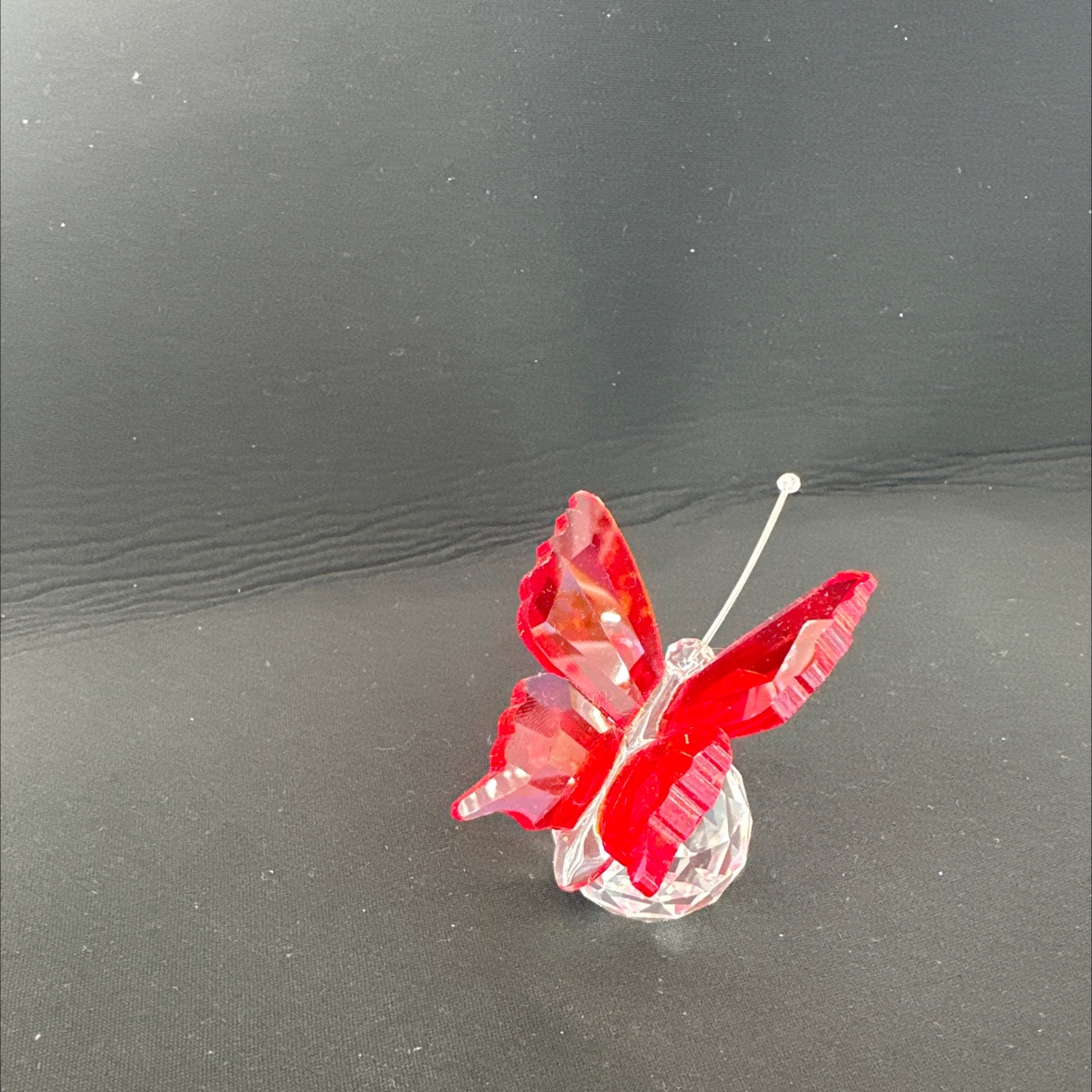 国际商贸城一期D区三楼2街7864店面  以斯帖水晶厂 大红色蝴蝶🦋工艺品摆件 颜色鲜艳 款式漂亮细节图