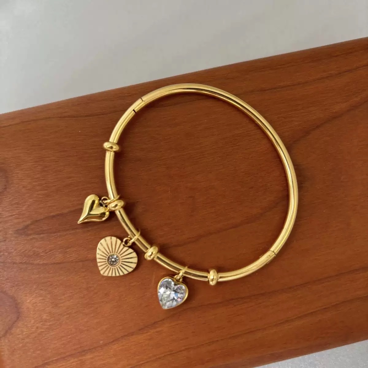 Alloy fashionable, trendy, casual, individual, simple and versatile bracelet design. Simple and elegant, with a refined and intellectual temperament