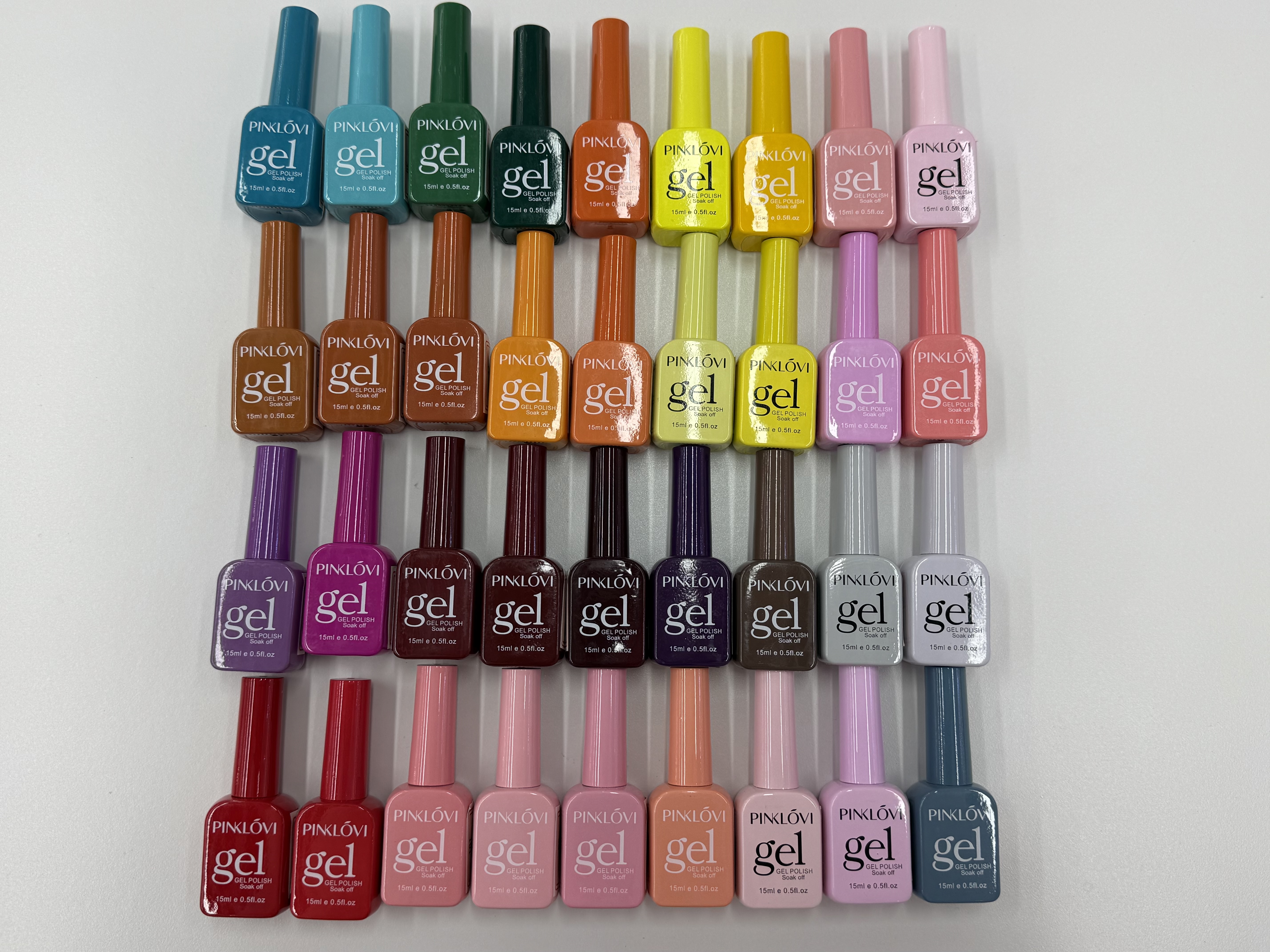 A complete set of a new bottle of one-color nail polish gel in a popular color and solid color for nail art Application Scenario