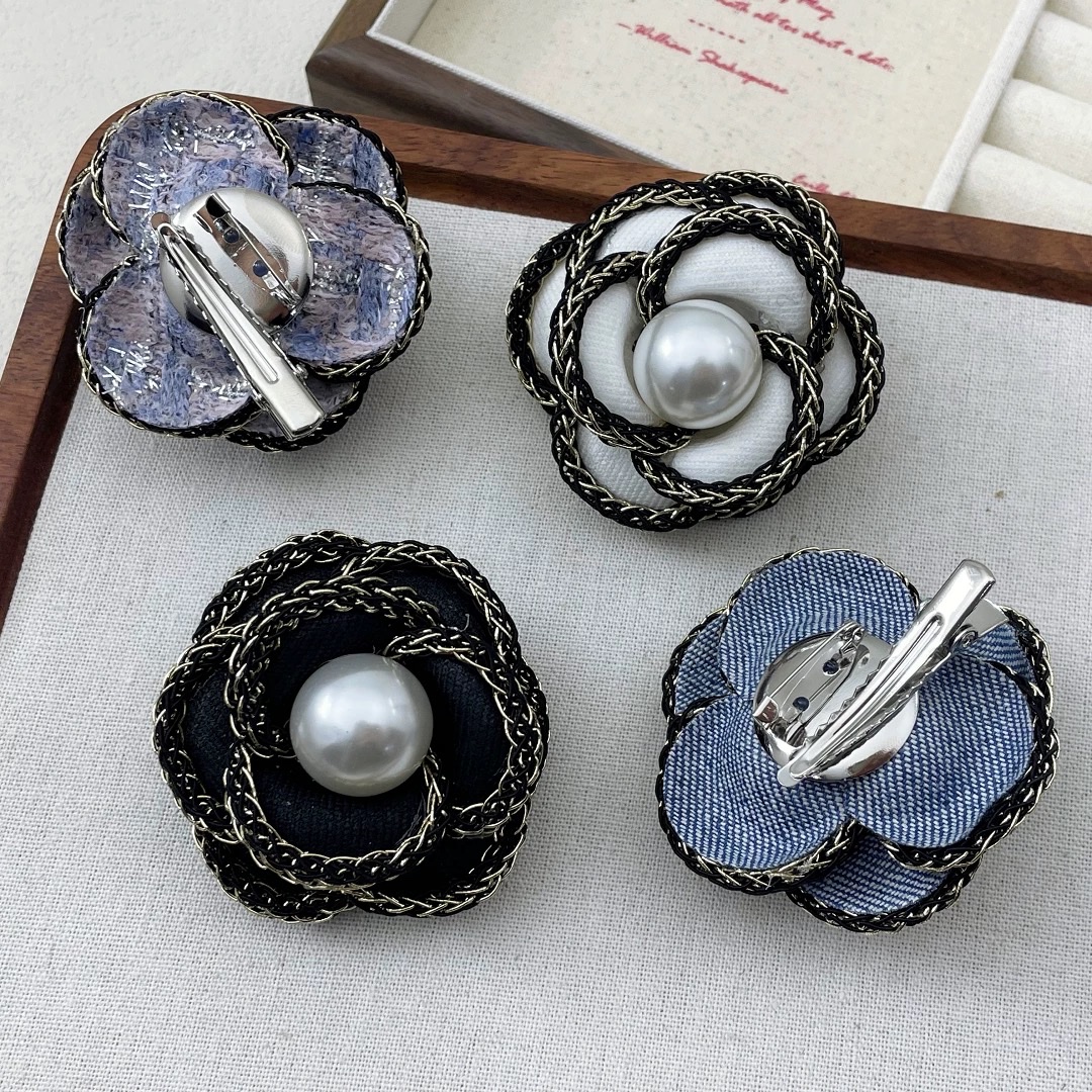 小香风珍珠山茶花胸针女小众高级感胸花轻奢复古别针西装外套配饰产品图