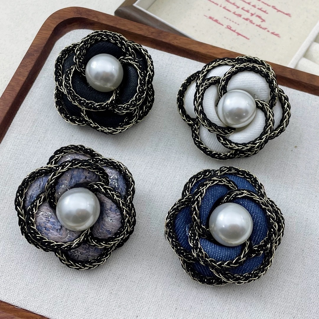 小香风珍珠山茶花胸针女小众高级感胸花轻奢复古别针西装外套配饰