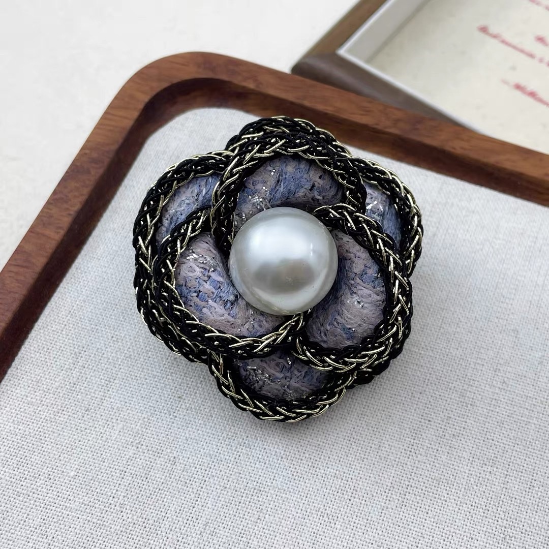 小香风珍珠山茶花胸针女小众高级感胸花轻奢复古别针西装外套配饰白底实物图