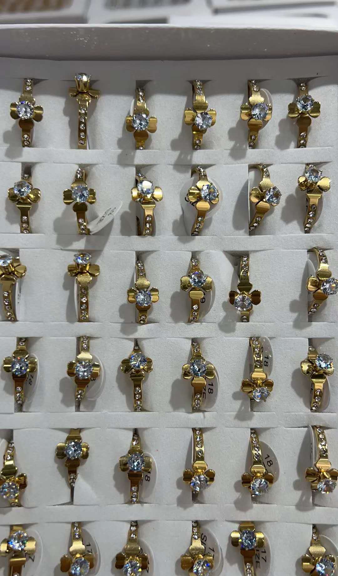 带钻戒指，切割工艺，电镀真金，颜色不错哦