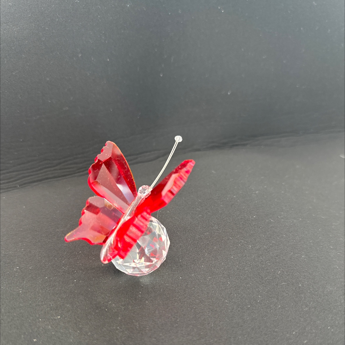 国际商贸城一期D区三楼2街7864店面  以斯帖水晶厂 大红色蝴蝶🦋工艺品摆件 颜色鲜艳 款式漂亮产品图