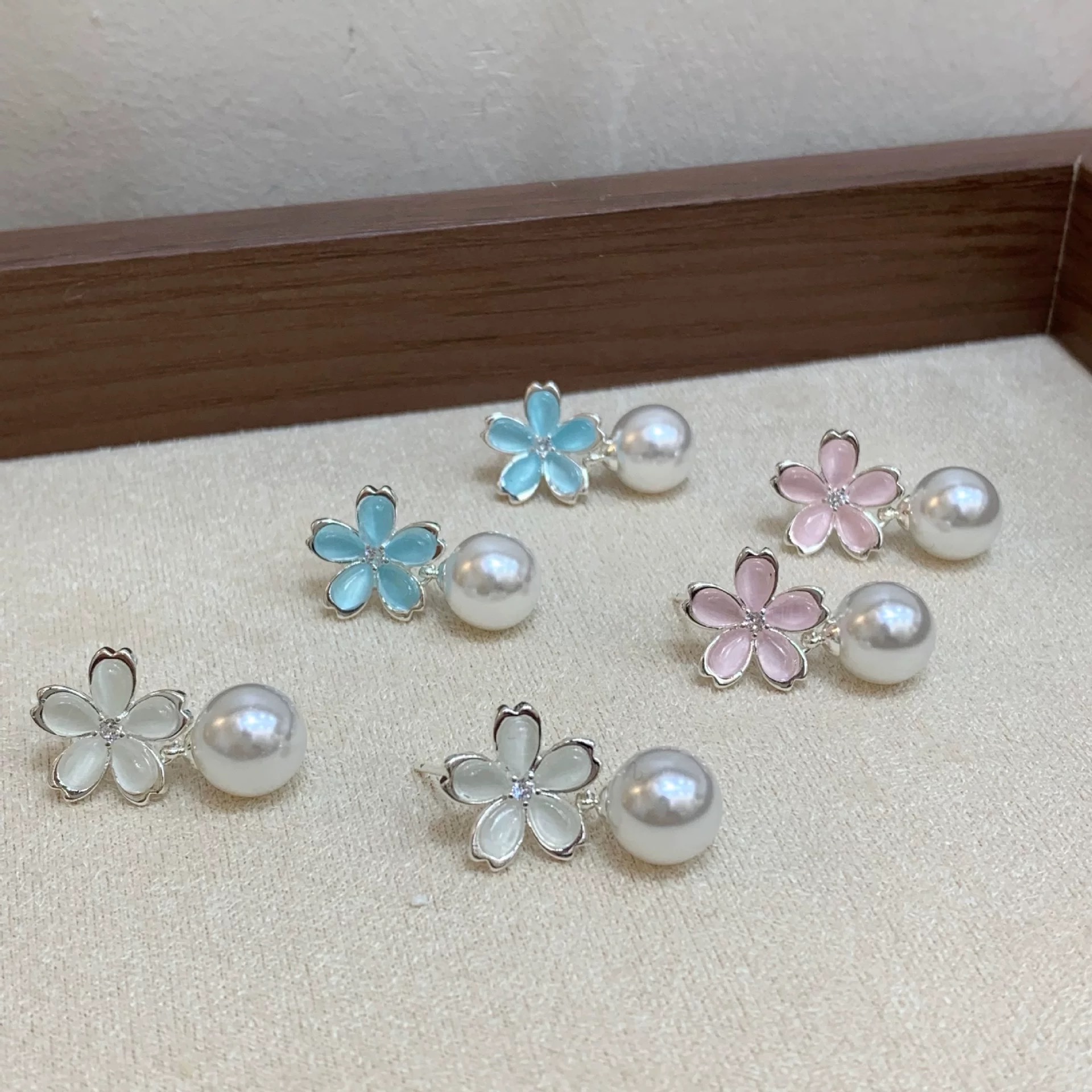 The new fashionable flower pearl stud earrings feature a simple, fashionable and niche design