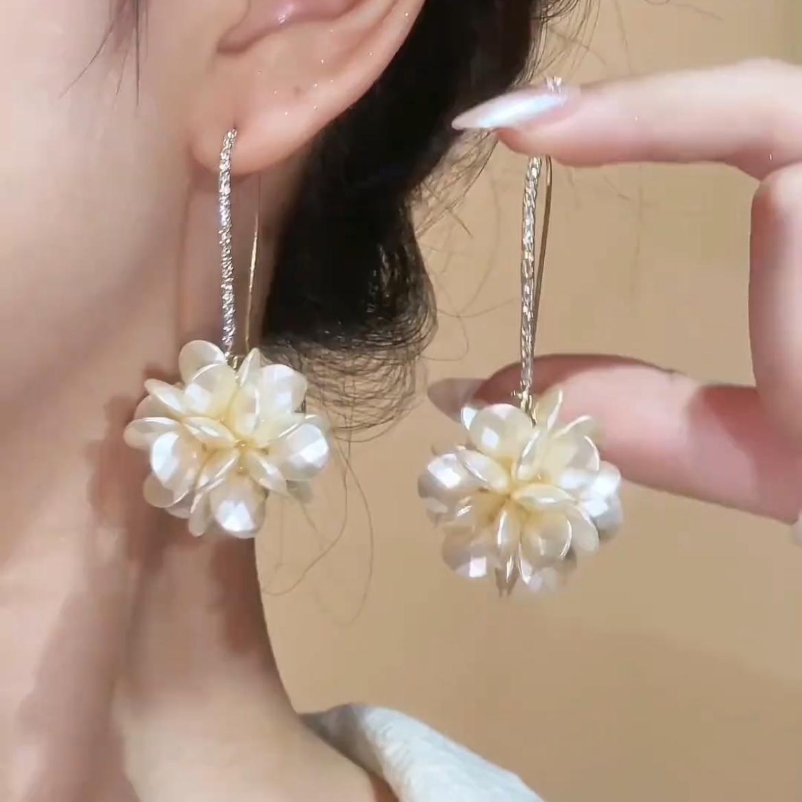 The Mi bead ear clip earrings are exquisite, fashionable and niche design earrings detail image 2