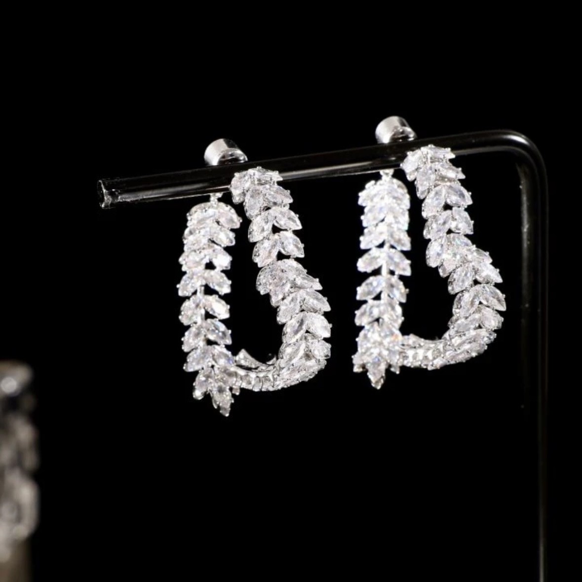 Fashionable wheat ears with heart-shaped earrings on the front and back are versatile and elegant Item Picture