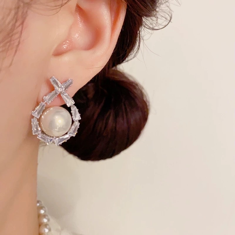 The zircon pearl stud earrings, a fashionable accessory, feature a simple and versatile design detail image 4
