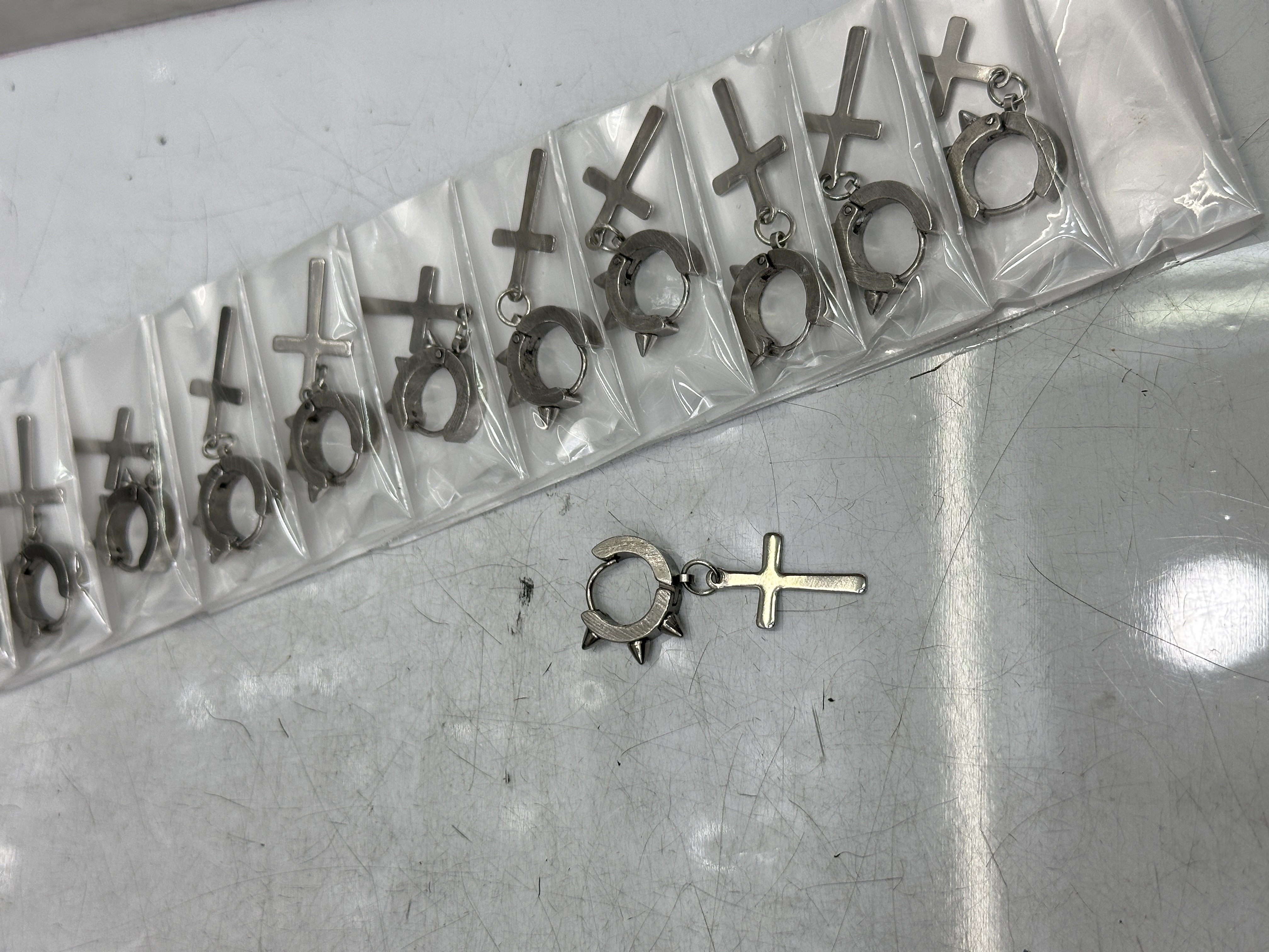 个性潮酷带刺不锈钢耳扣十字架耳钉男士耳钉