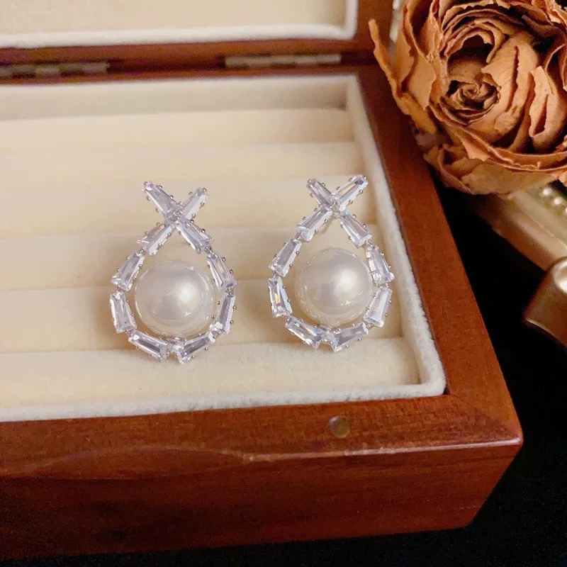 The zircon pearl stud earrings, a fashionable accessory, feature a simple and versatile design details Picture