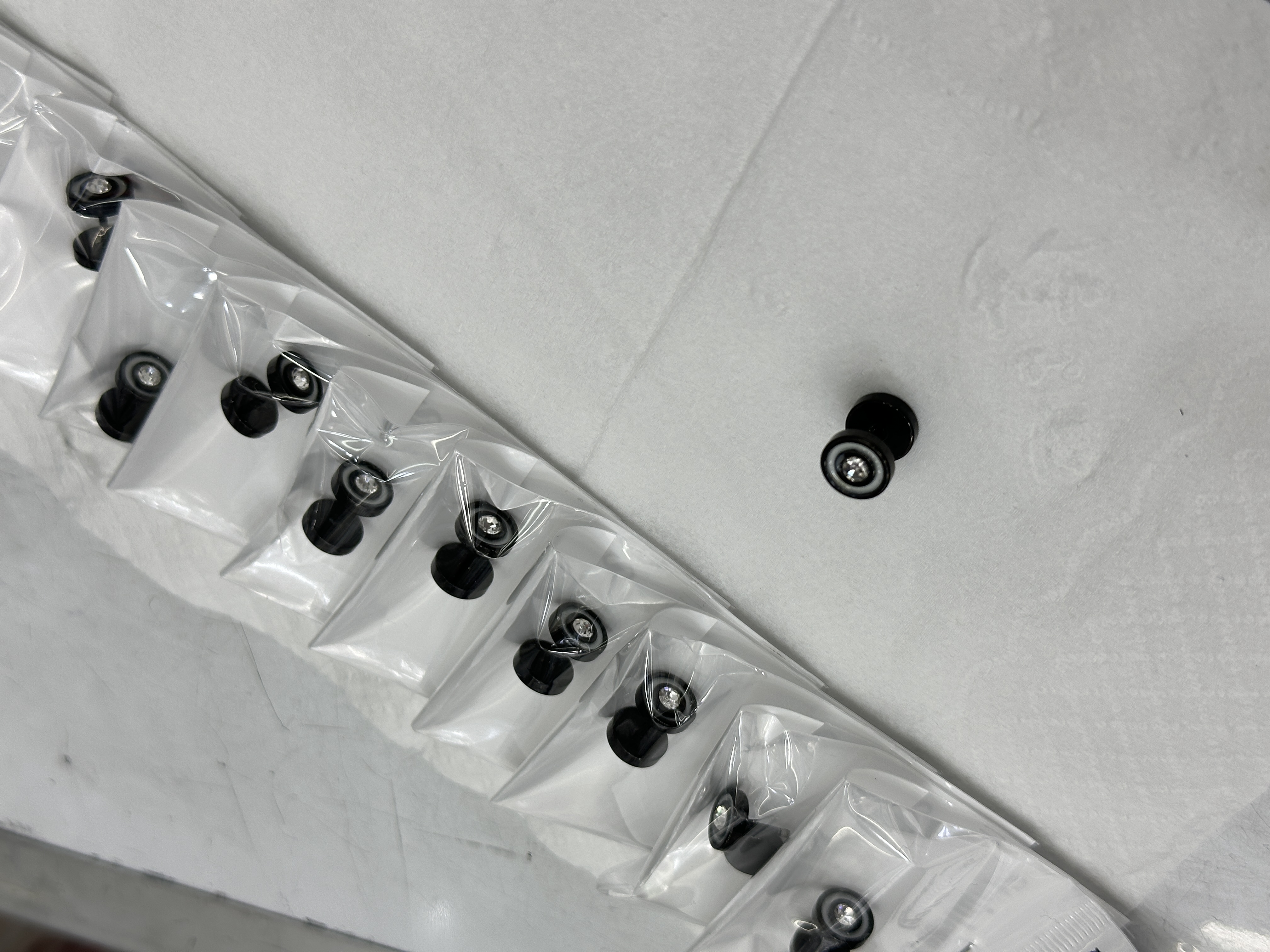 个性潮酷简约大气不锈钢点钻滴油时尚耳钉