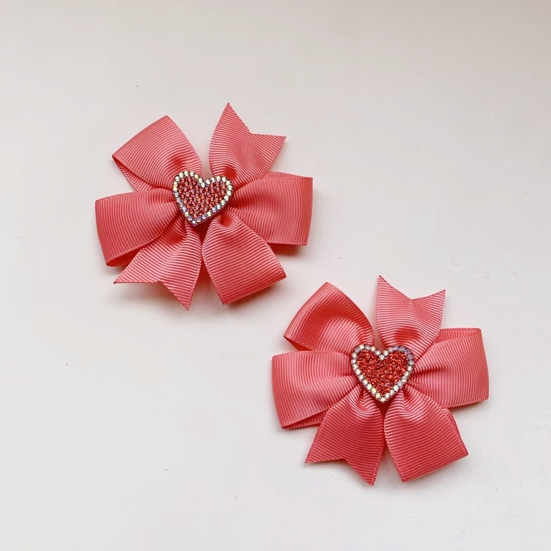 Acrylic children's hair clips, headwear, cute hair accessories, girls' decoration, Valentine's Day new style fabric hand-threaded heart-shaped children's bow hair clips, rhindiamond heart accessories, side clips Application Scenario
