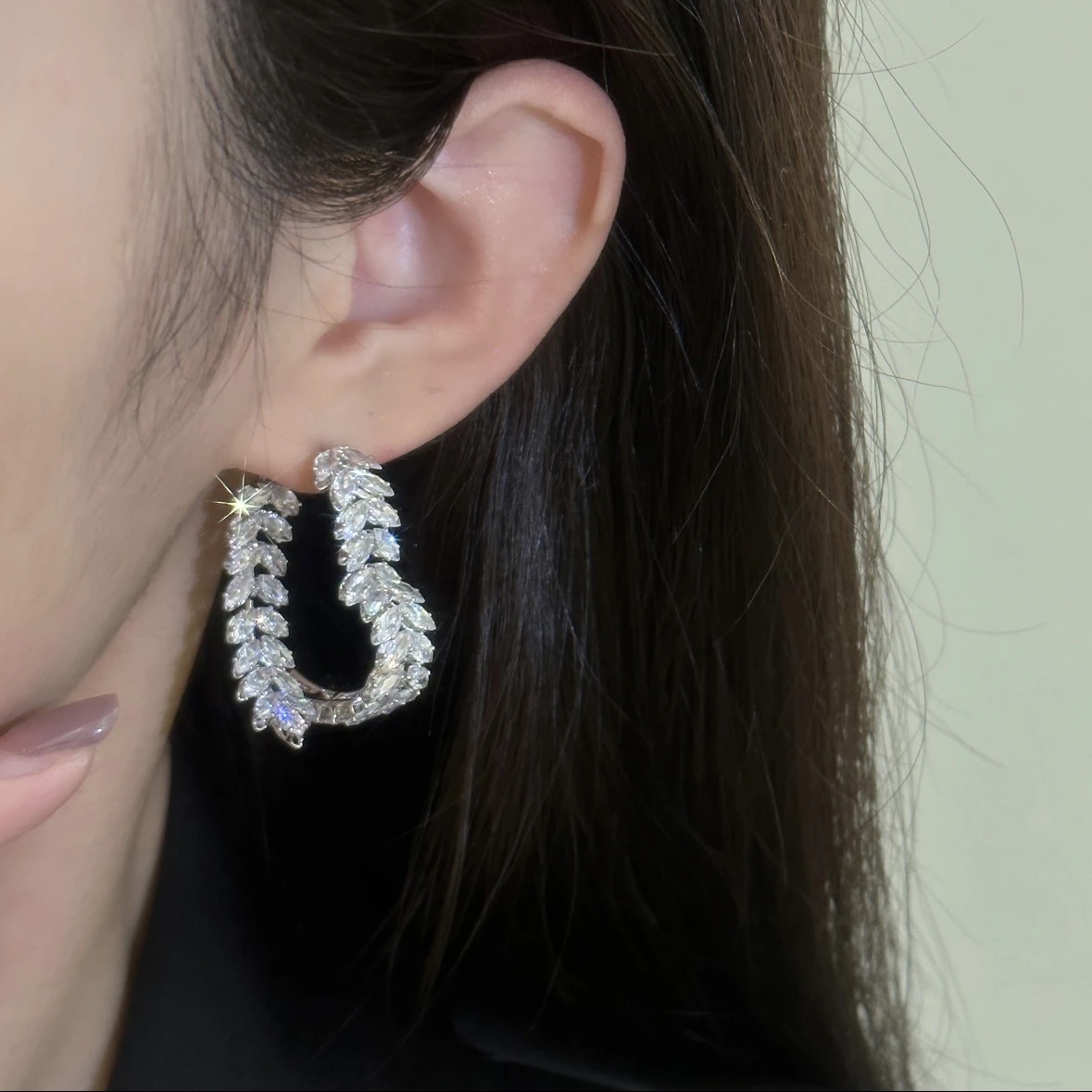 Fashionable wheat ears with heart-shaped earrings on the front and back are versatile and elegant details Picture