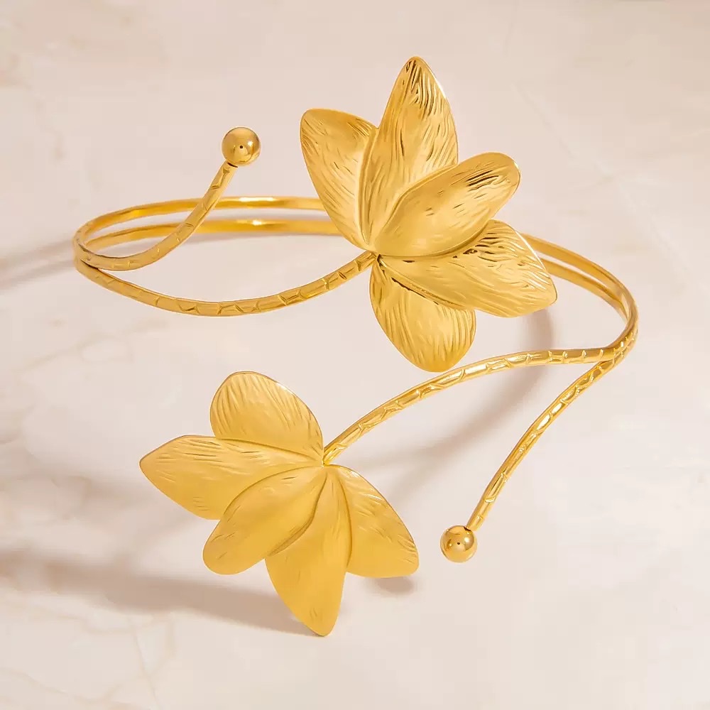 Cross-border stainless steel bracelet, light luxury and high-end feel, simple winding irregular bracelet, 18K gold open arm band, arm bracelet, silicone bracelet, silicone bracelet Application Scenario