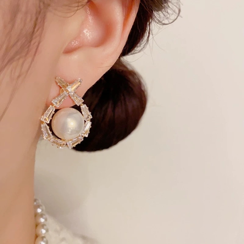 The zircon pearl stud earrings, a fashionable accessory, feature a simple and versatile design Specification image