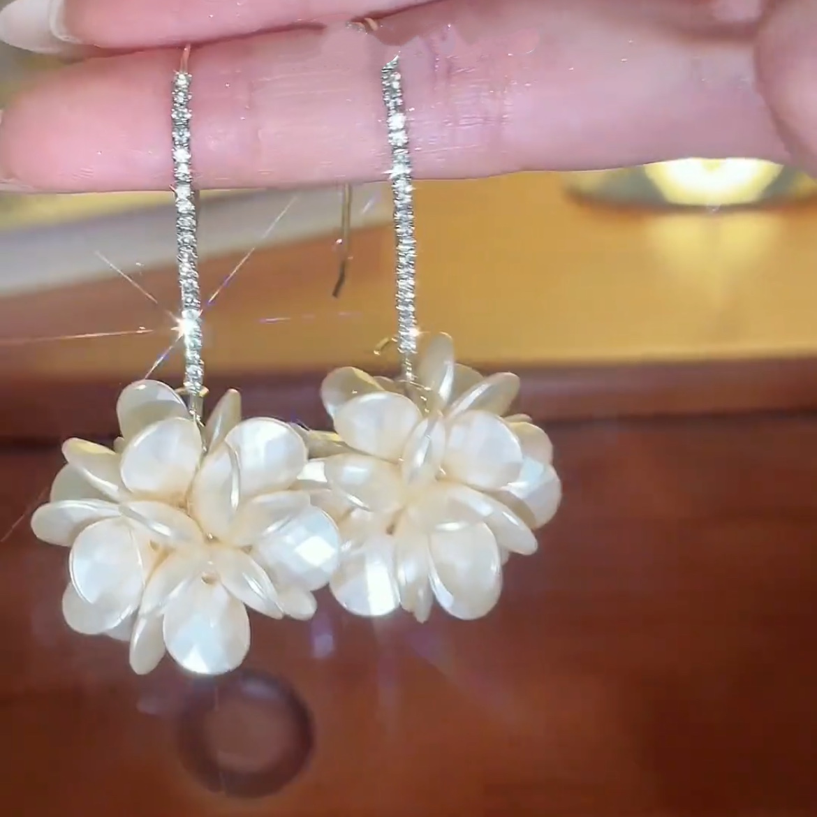 The Mi bead ear clip earrings are exquisite, fashionable and niche design earrings detail image 6
