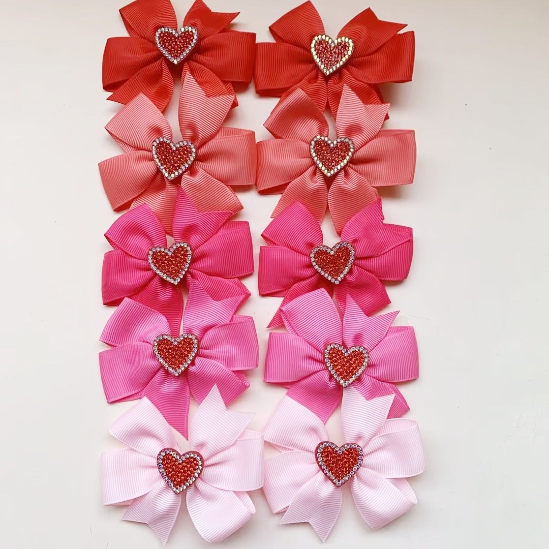 Acrylic children's hair clips, headwear, cute hair accessories, girls' decoration, Valentine's Day new style fabric hand-threaded heart-shaped children's bow hair clips, rhindiamond heart accessories, side clips Specification image