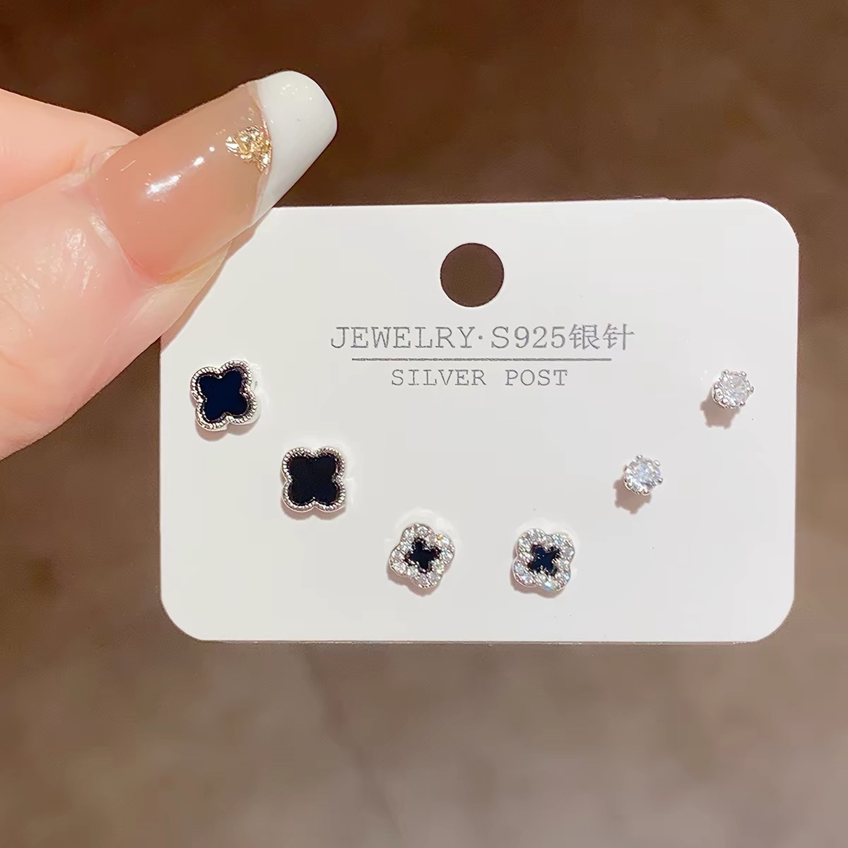 s925银针甜美小巧时尚微镶四叶花耳钉组合高级感可爱气质百搭耳环细节图