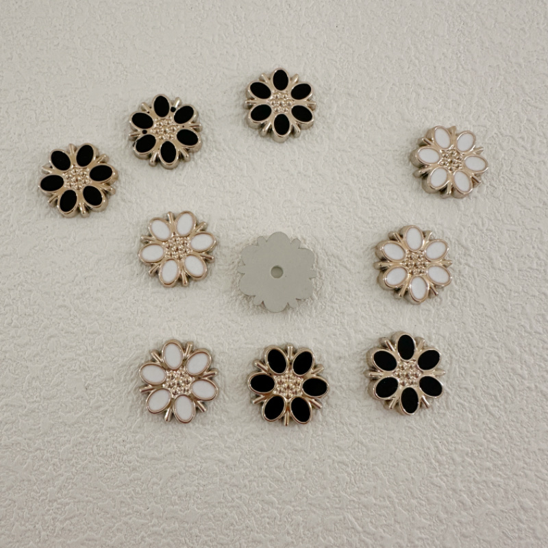 塑料饰品配件，鞋扣配件，手机壳配件白底实物图