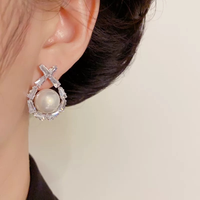 The zircon pearl stud earrings, a fashionable accessory, feature a simple and versatile design detail image 3