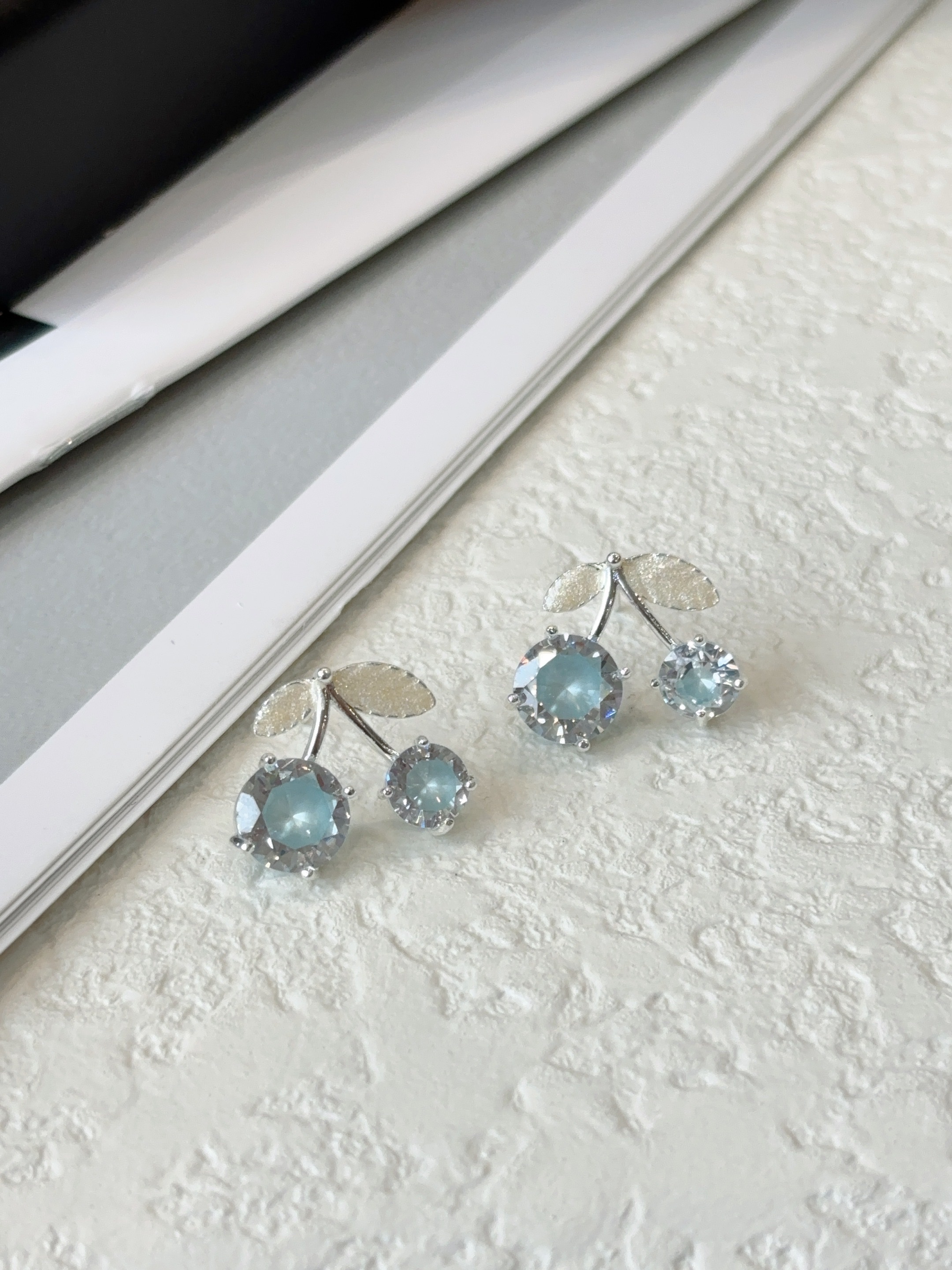 樱桃小巧精致色彩搭配春天清新可爱耳钉耳钉饰品饰品产品图