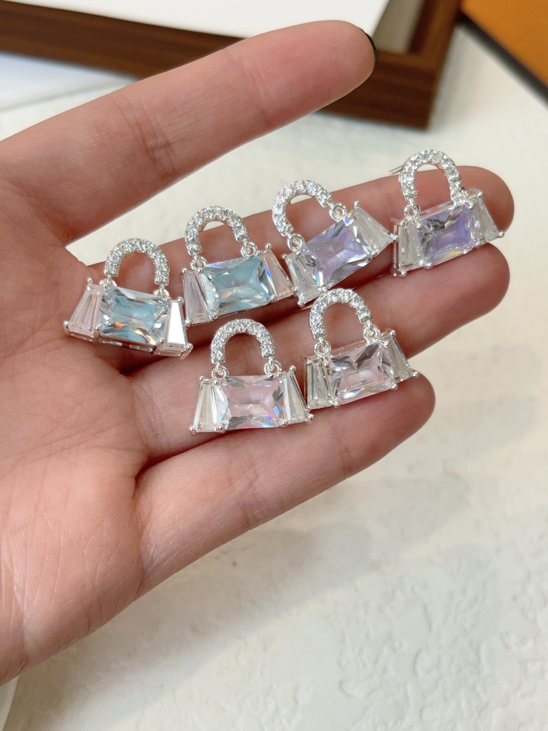 个性锆石包包款耳钉时尚大气 春夏款色彩淡雅 