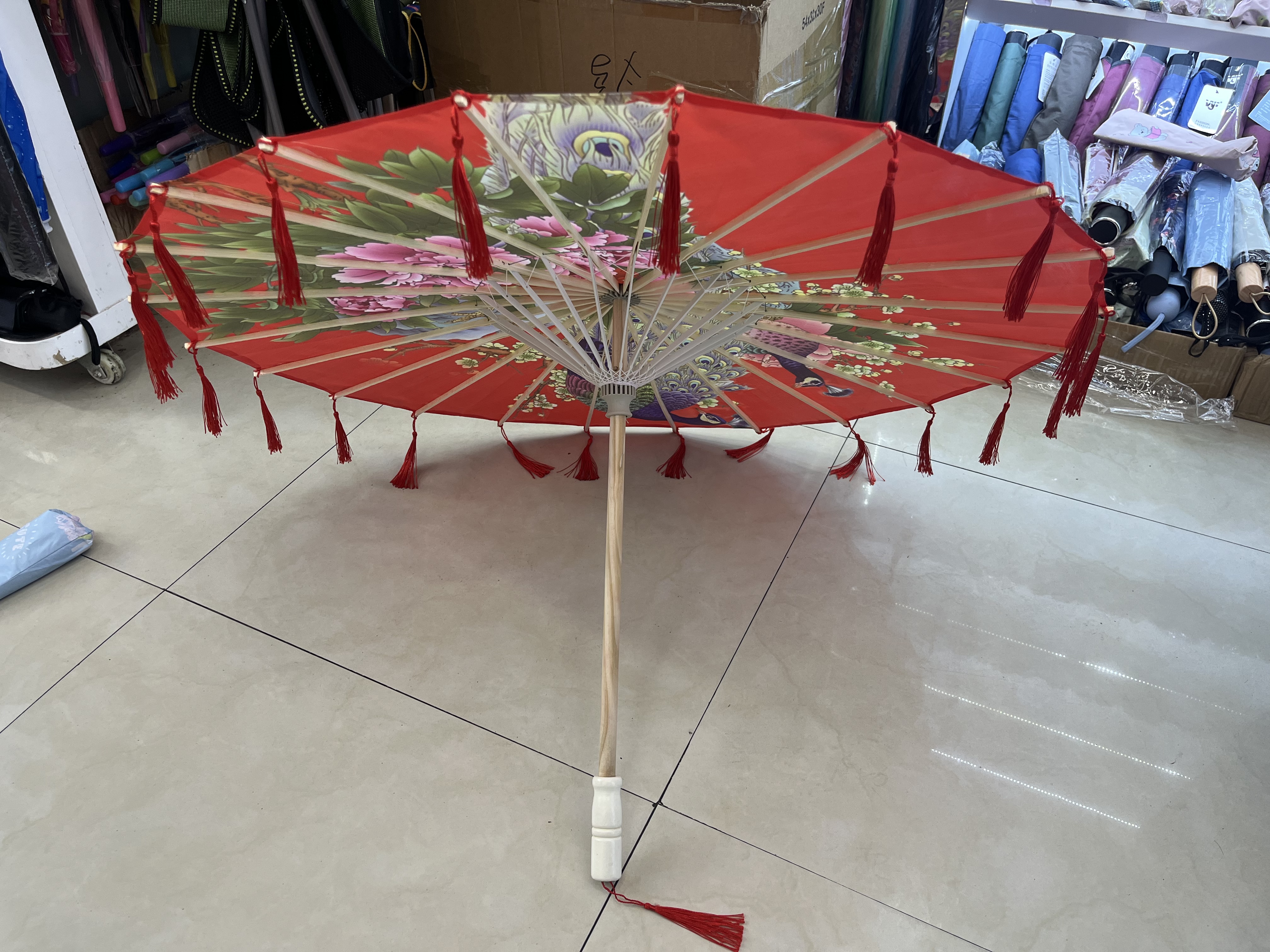 中式古风舞蹈伞红绸流苏装饰伞传统美学设计白底实物图