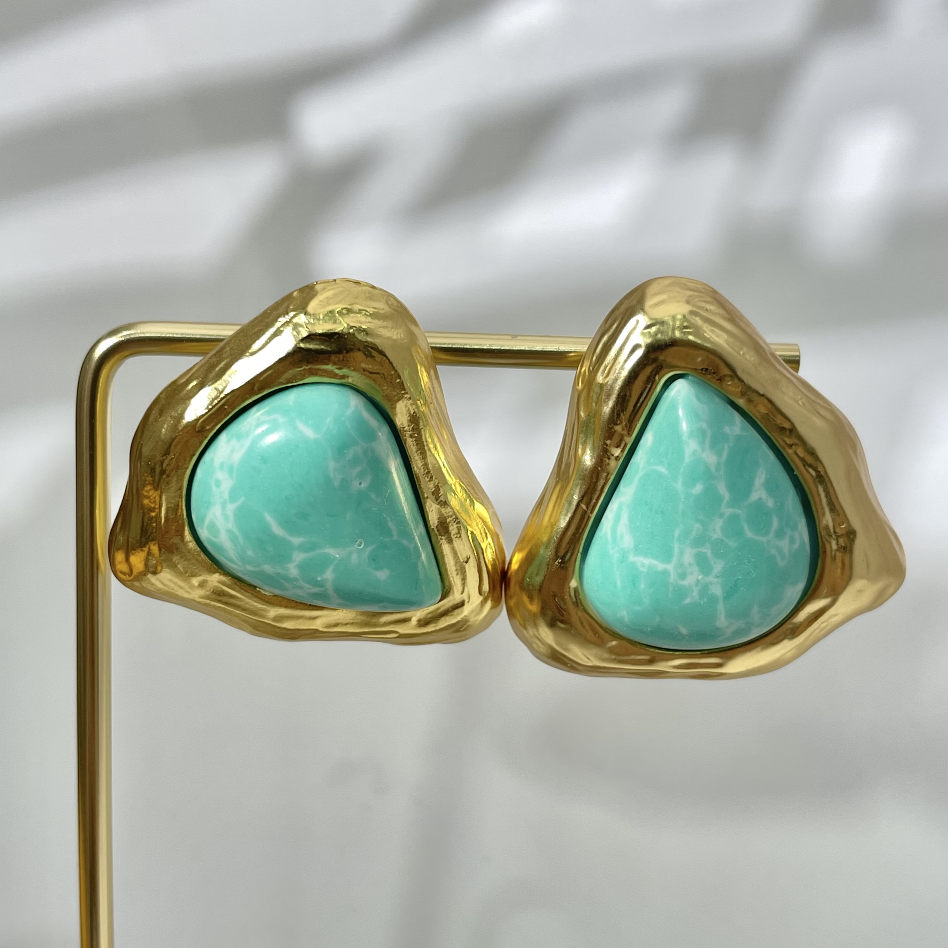 小众不规则肌理绿松石耳钉 复古做旧铜镶耳饰 轻奢几何耳环批发