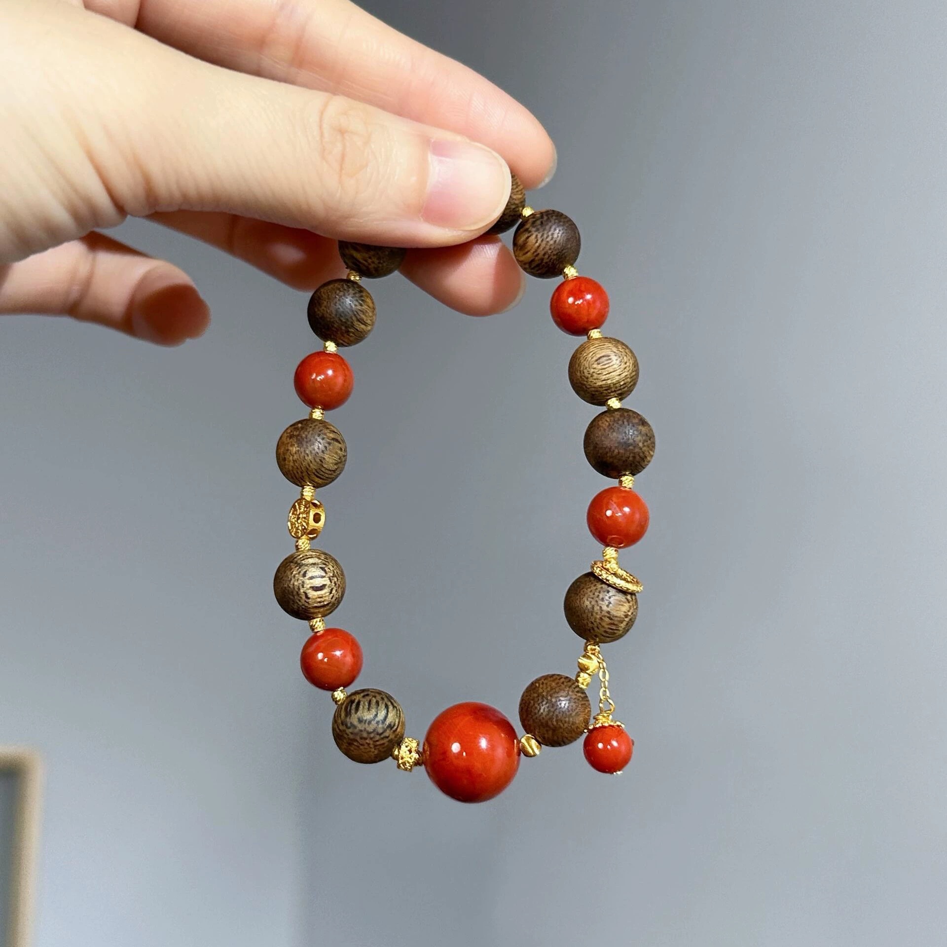 This is an old material agarwood bracelet made of rare agarwood and Sichuan material Nanhong agate. It is an ancient method gold bracelet for men and women Specification image