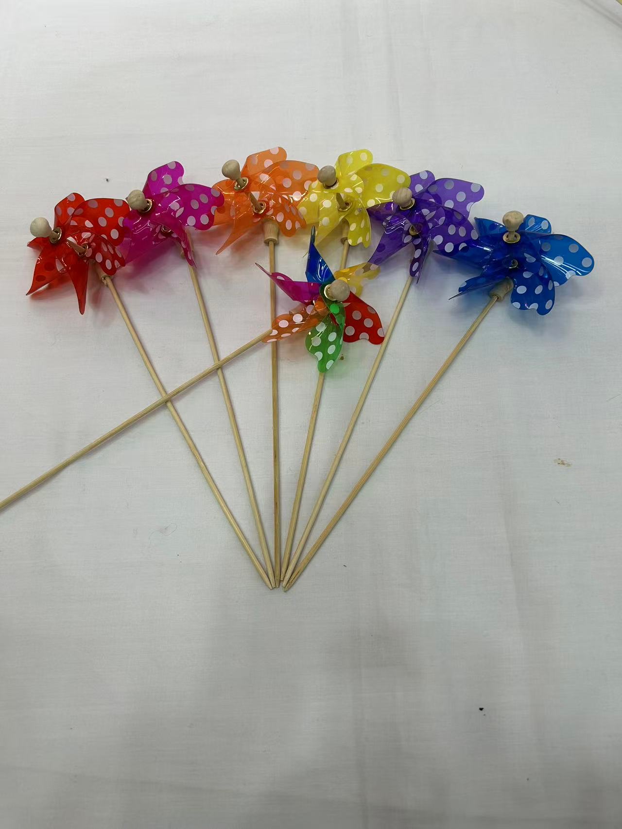 儿童手持小风车木质竹竿风车春季节假日地摊玩具户外风车