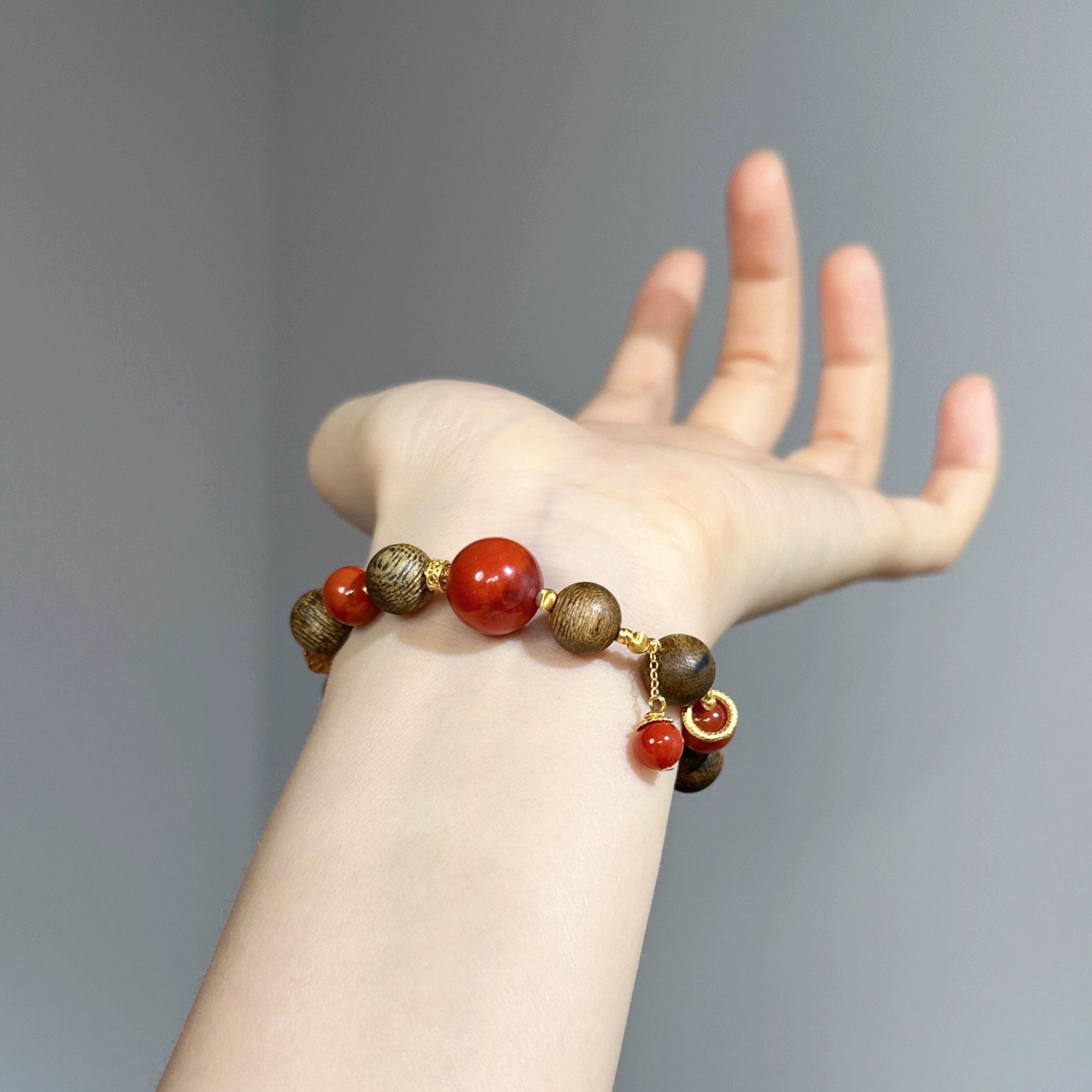 This is an old material agarwood bracelet made of rare agarwood and Sichuan material Nanhong agate. It is an ancient method gold bracelet for men and women Item Picture