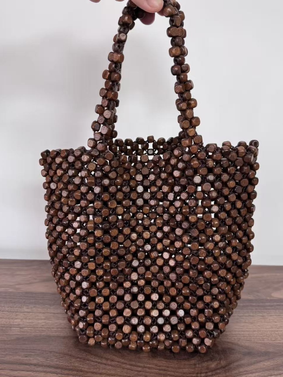 Retro European and American pure hand-woven beaded wooden beads women's hand-held bag with large capacity and shoulder, casual and trendy niche bag