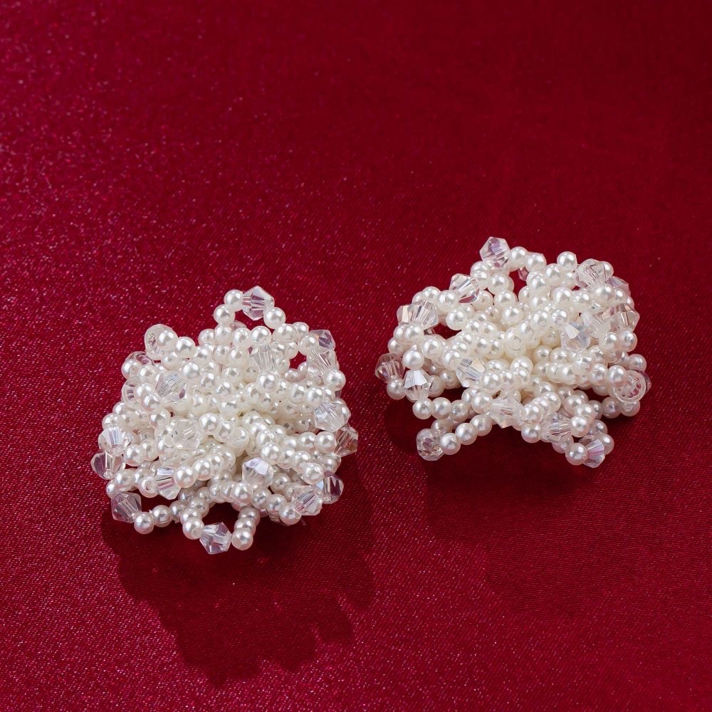 Handmade pearl shoe materials, woven pearl flower shoe accessories, DIY handcrafted pearl shoes, flower hair clips, earrings, beaded pearl flower accessories Application Scenario
