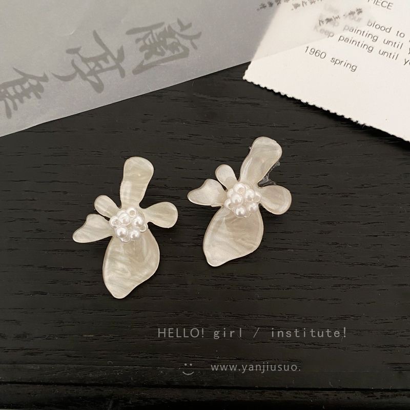 简约亚克力花朵耳钉小众设计轻奢气质高级感耳环女冷淡风百搭耳饰白底实物图