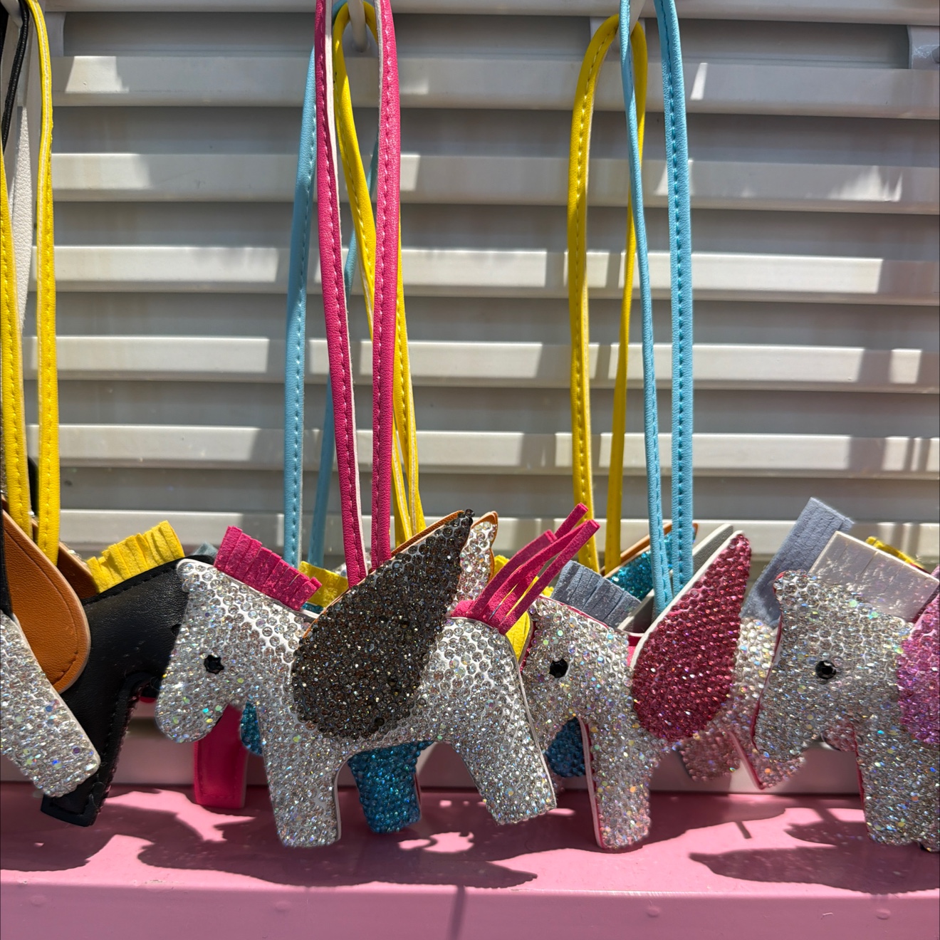 小飞马陶泥镶钻扁平钥匙圈画油钥匙扣时尚创意挂件男女通用钥匙扣钥匙扣公仔挂件发光闪光钥匙扣详情图2